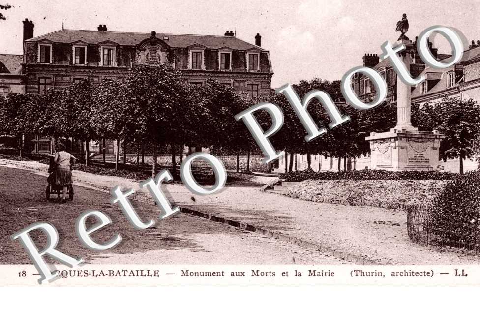 Monument aux Morts et La Mairie
