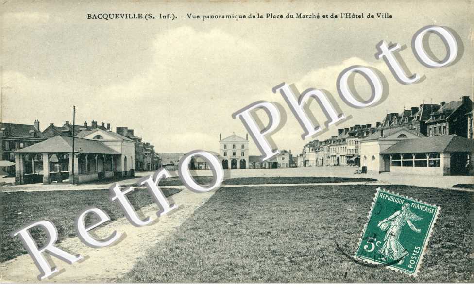 Vue panoramique de la place du marche et de l'hotel de ville