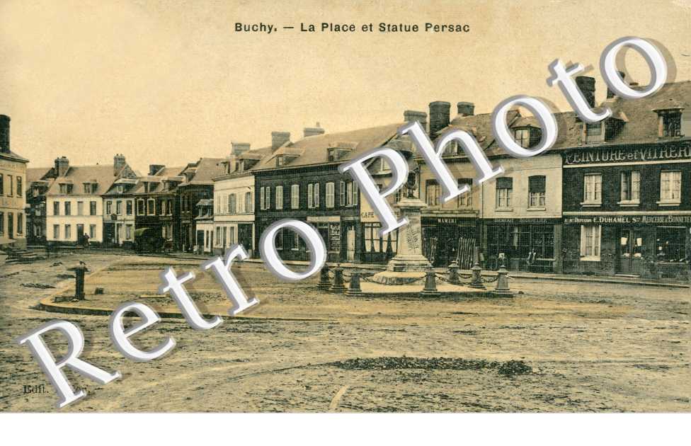 La place et statue Persac
