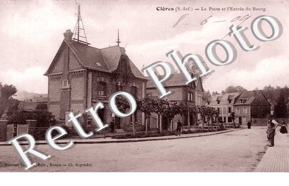 la poste et l'entree du bourg