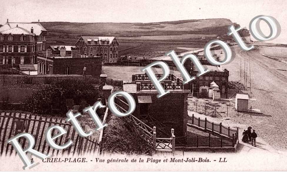 Vue Generale de la Plage et Mont Joli bois
