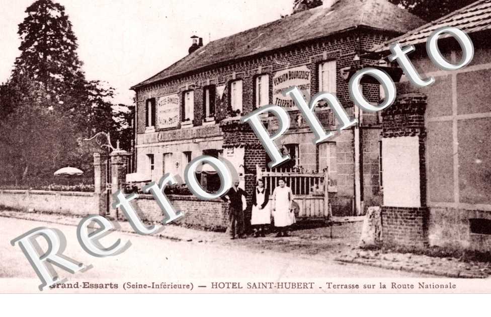 l'Hotel Saint-Hubert, Terrasse sur la Route Nationale