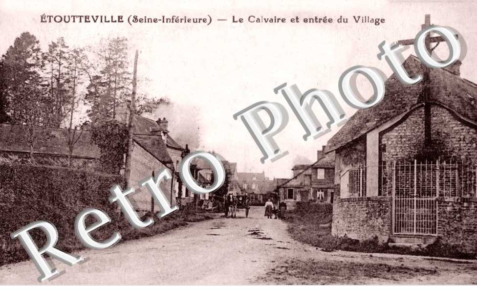 le calvaire et entree du village