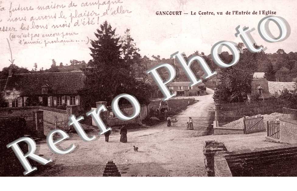 le centre, vu de l'entree de l'eglise