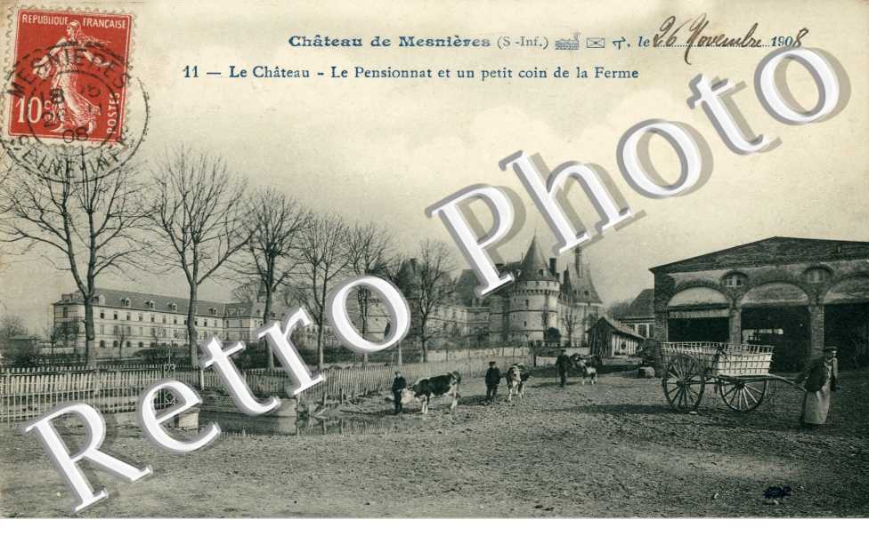 Le Chateau - le Pensionnat et un coin de la ferme