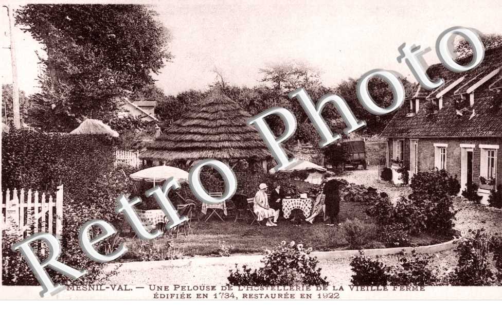 Une Pelouse de l'Hostellerie de la Vieille Ferme edifiee en 1734 et restauree en 1922
