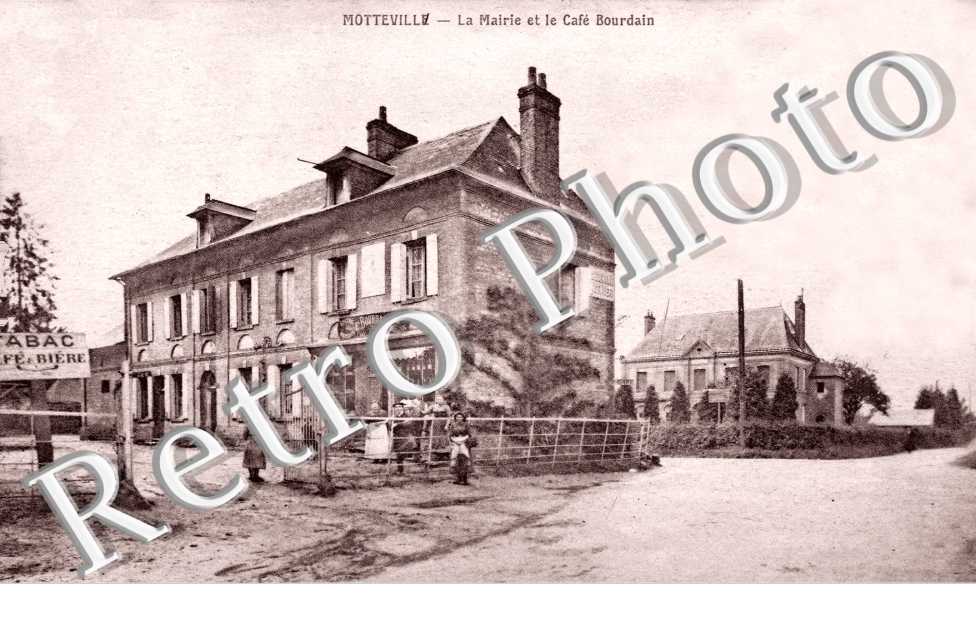 la mairie et le cafe Bourdain