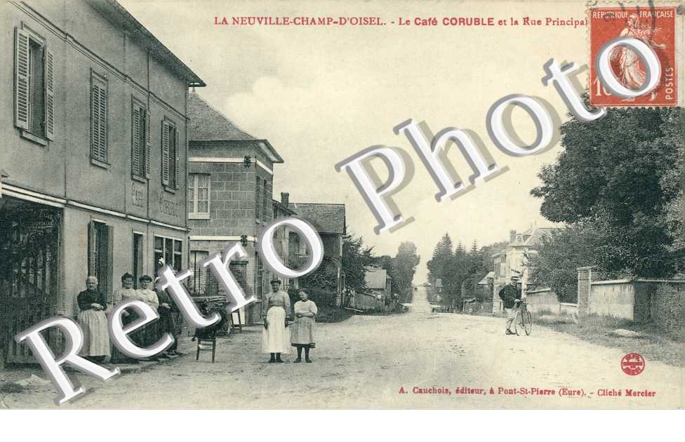 Le cafe Coruble et la rue principale