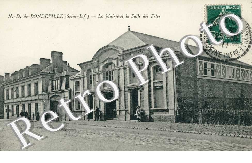 La mairie et la salle des fetes
