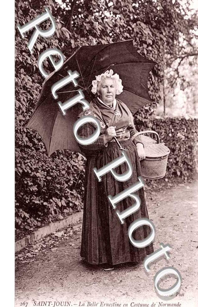 la Belle Ernestine en costume de Normande