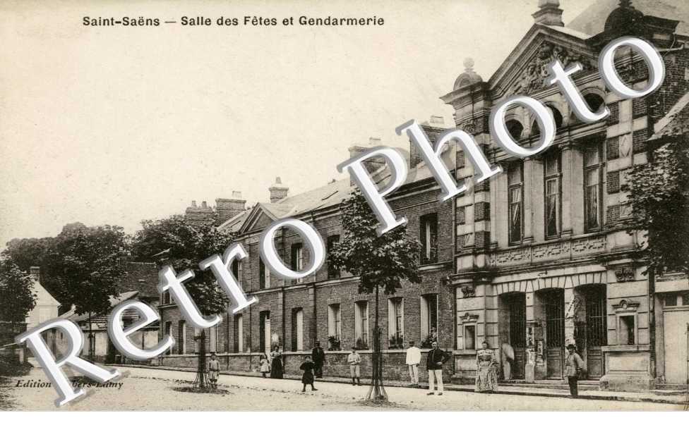 la Salle des Fetes et la Gendarmerie