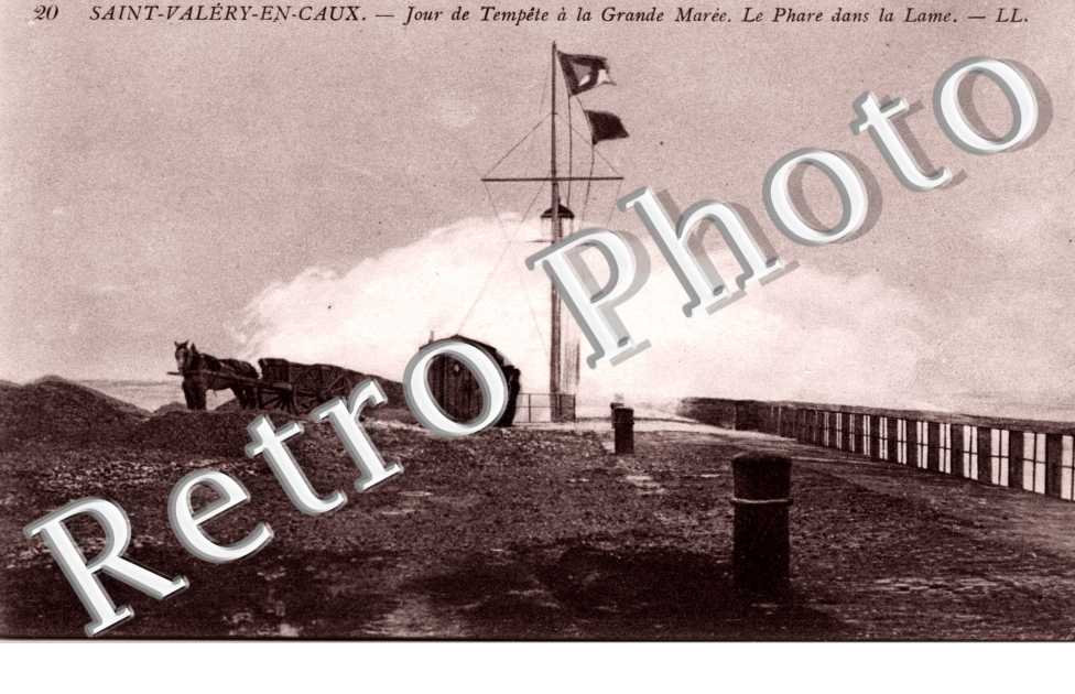 Jour de tempete a la grande maree. Le phare a la lame