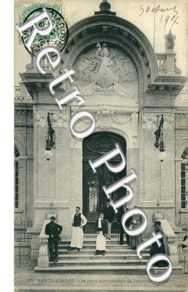 La porte monumentale du palais des regates