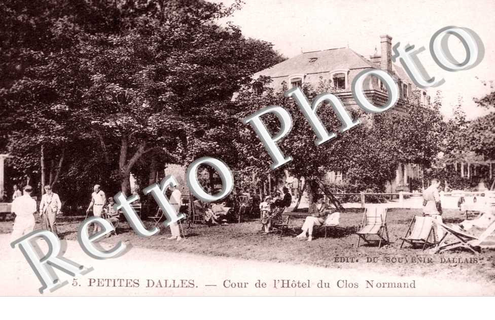 la Cour de l'Hotel du Clos Normand, les Petites Dalles