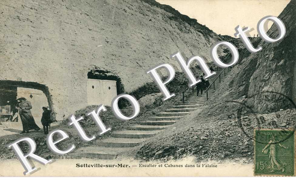 escalier et cabanes dans la falaise