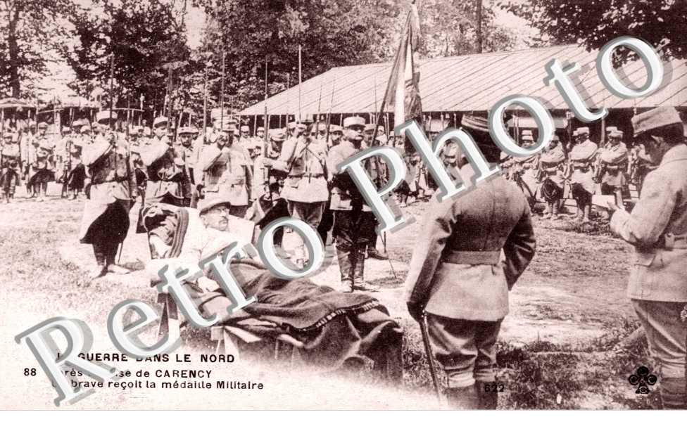 un brave recoit la medaille militaire