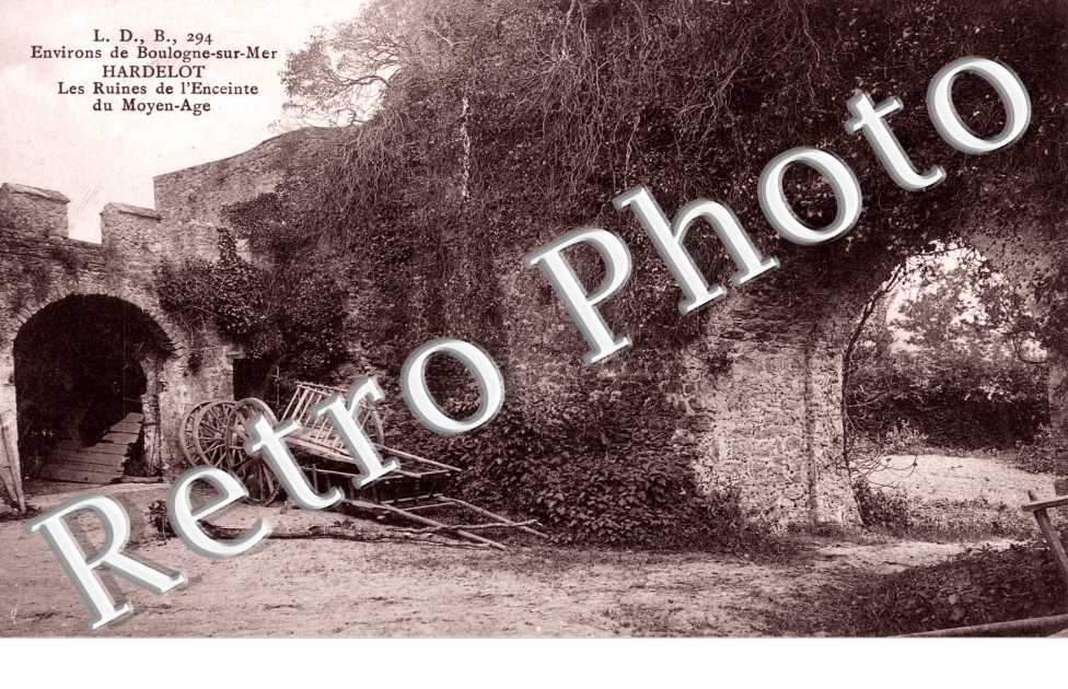 les ruines de l'enceinte du Moyen-Age