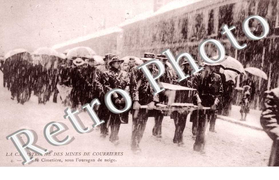 vers le cimetiere sous l'ouragan de neige