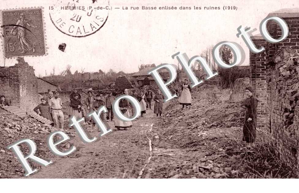 la rue Basse enlisee dans les ruines