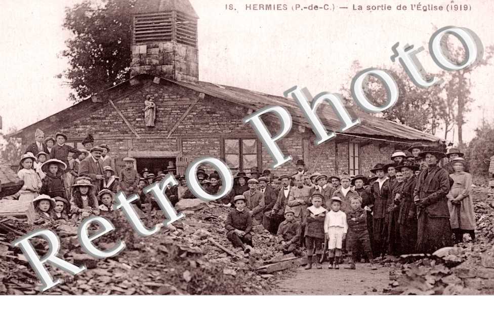 la sortie de l' eglise