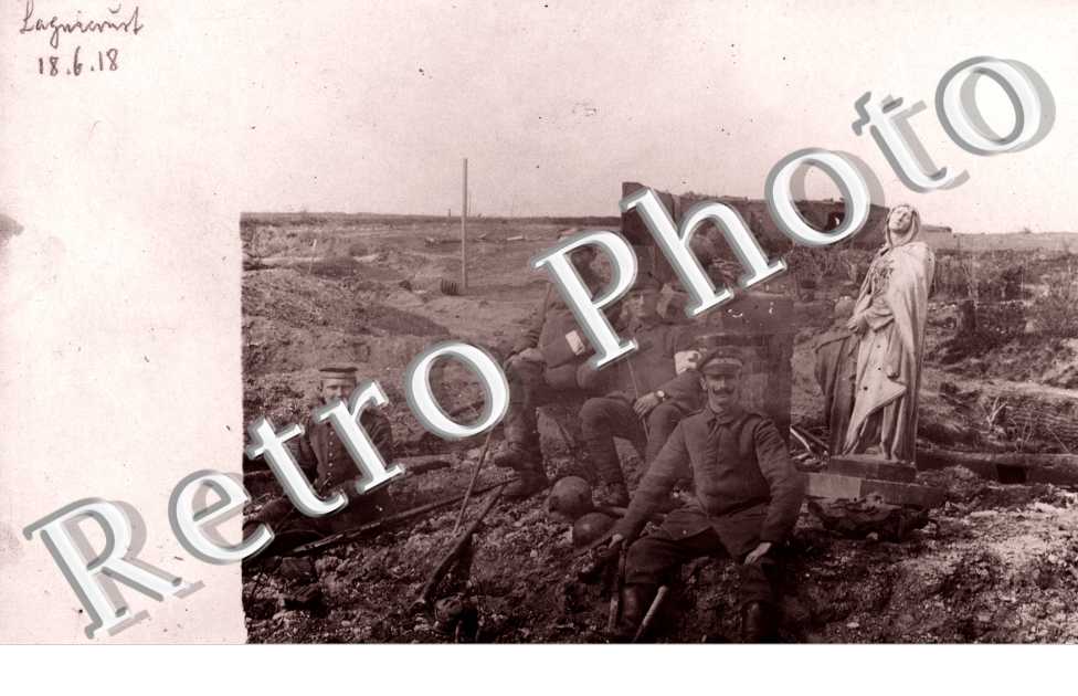 Un Groupe de Militaire dans les ruines de l'Eglise
