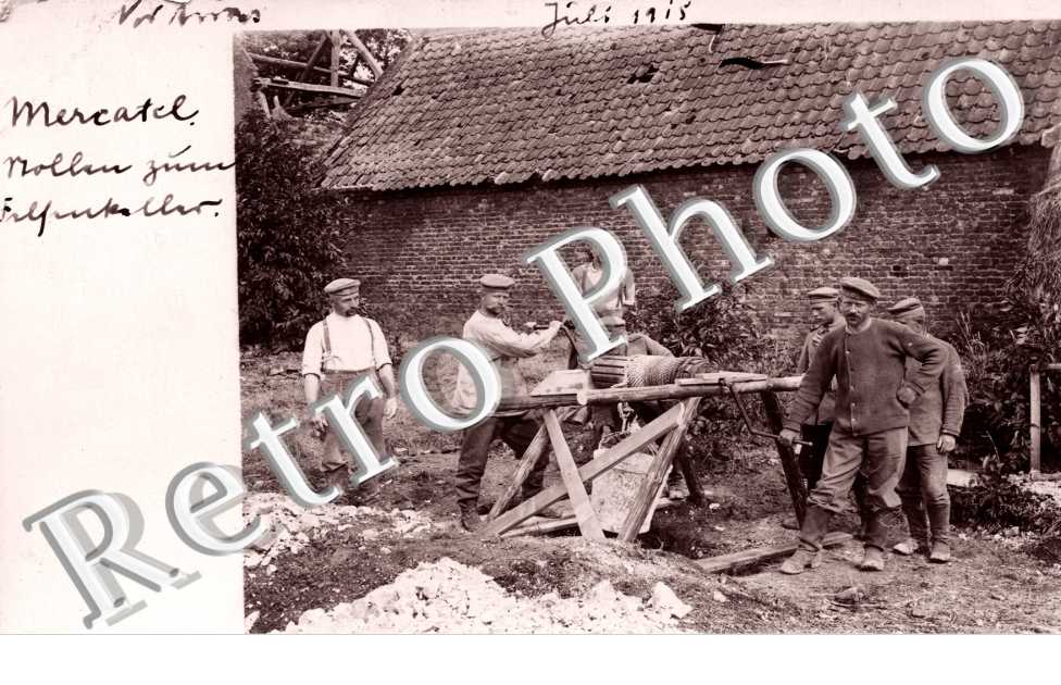 (militaires autour d'un puits)