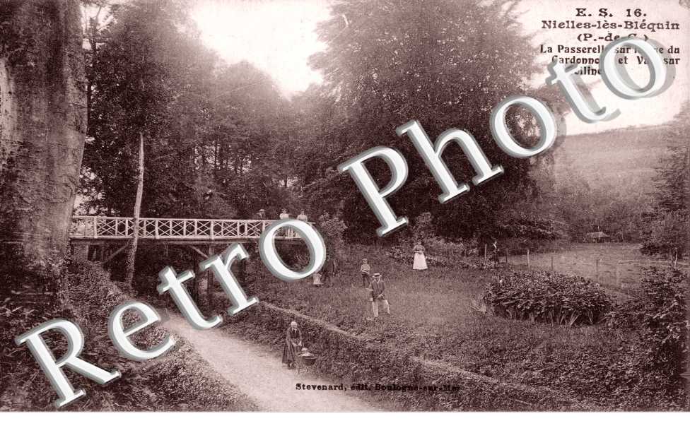 Passerelle sur la rue du Cardonnois et vue sur la colline