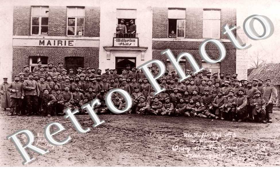 Groupe de militaires devant la Mairie annexée