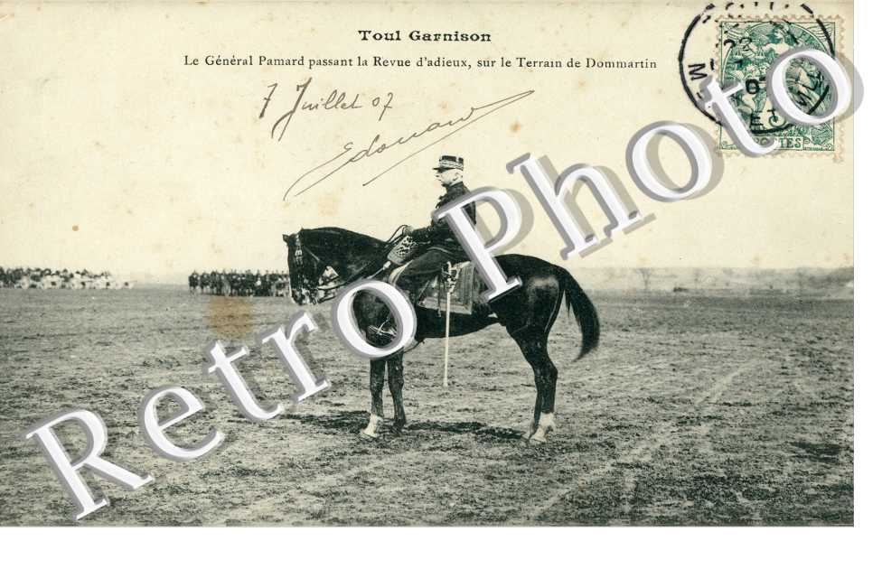 General Pamard passant la revue d'adieux