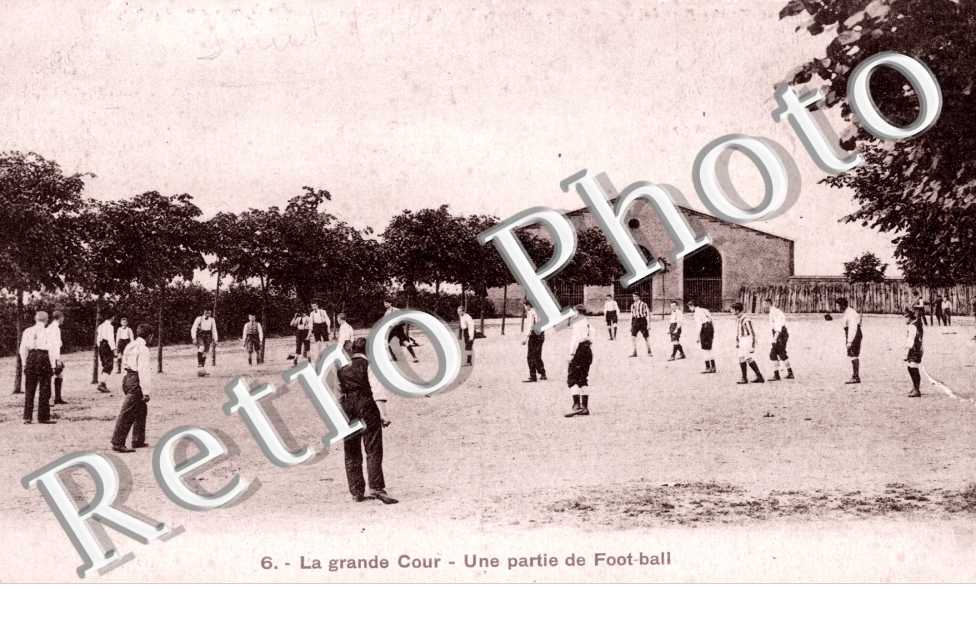 La grande cour - Une partie de football - SPORT