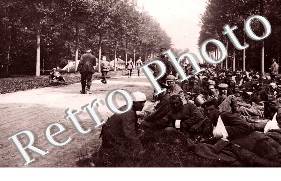 Soldats au bord d'une route