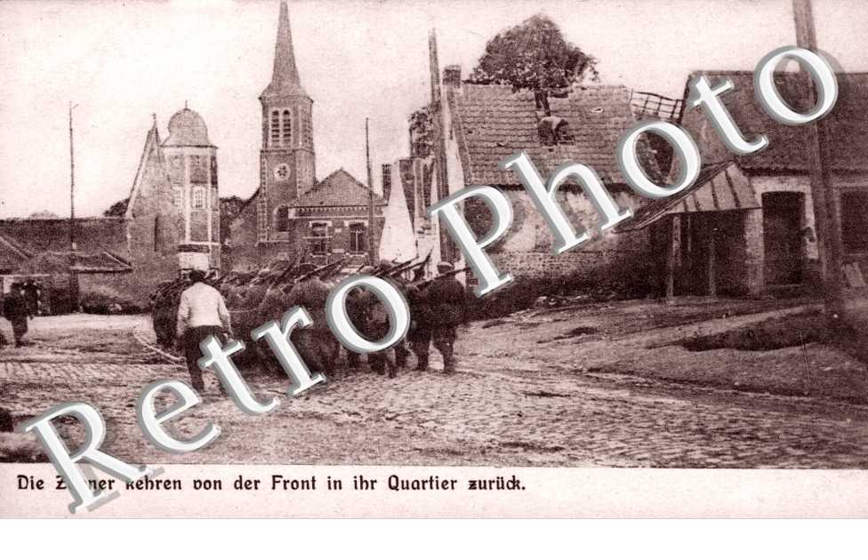 Die Zehner kehren von der front in ihr Quartier zuruck