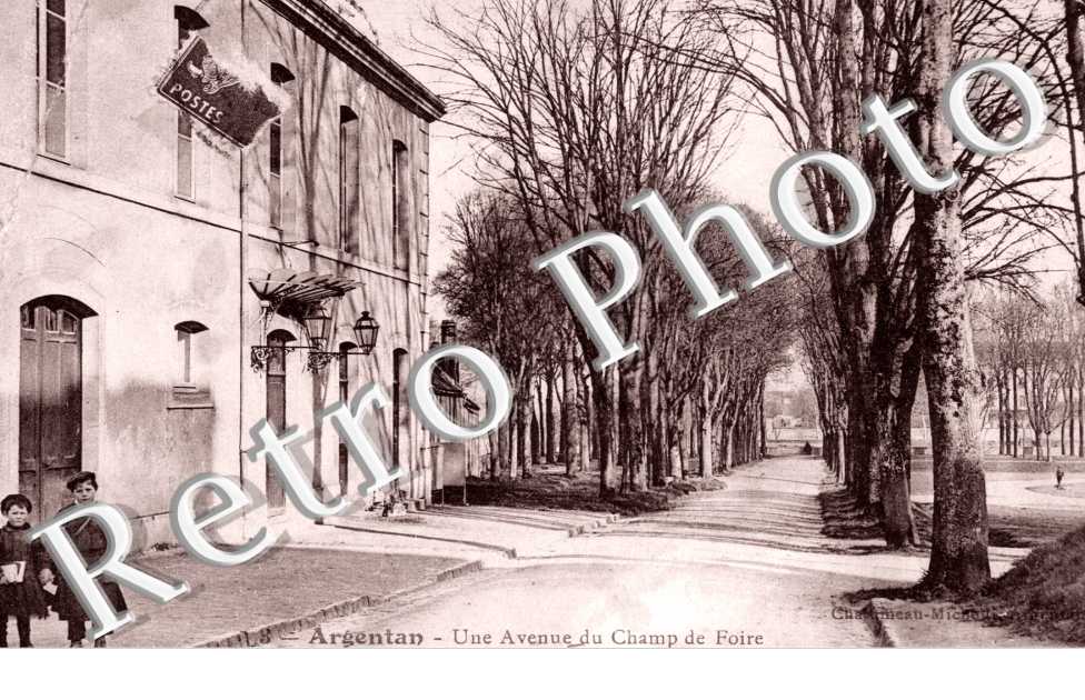 Une Avenue de Champ de Foire