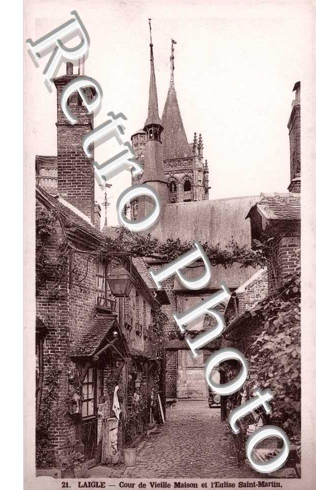 Cour de vieilles maisons a l'Eglise Saint Martin