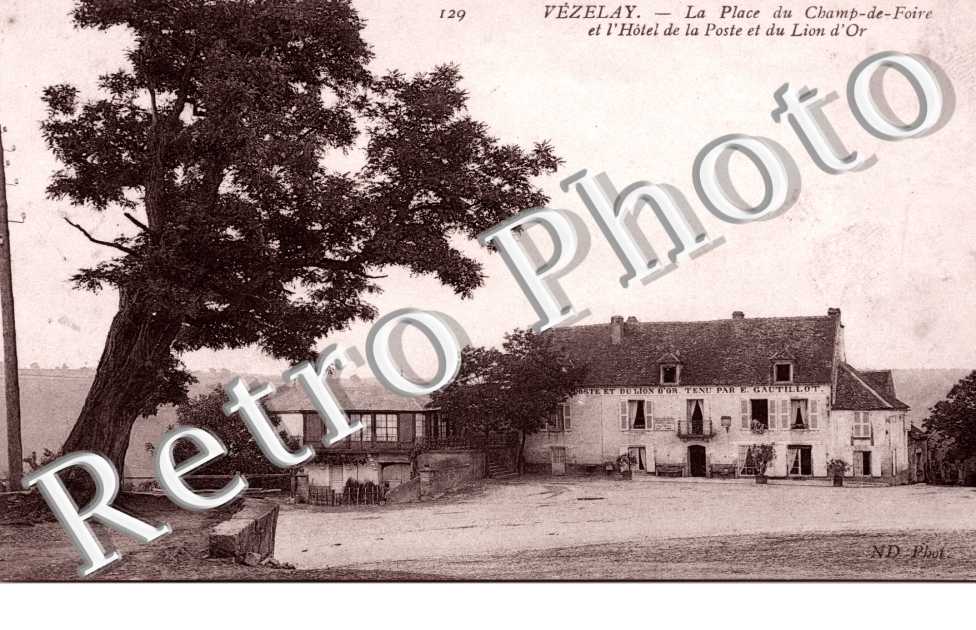 La place du champ de foire et l'hotel de la poste et du Lion d'or