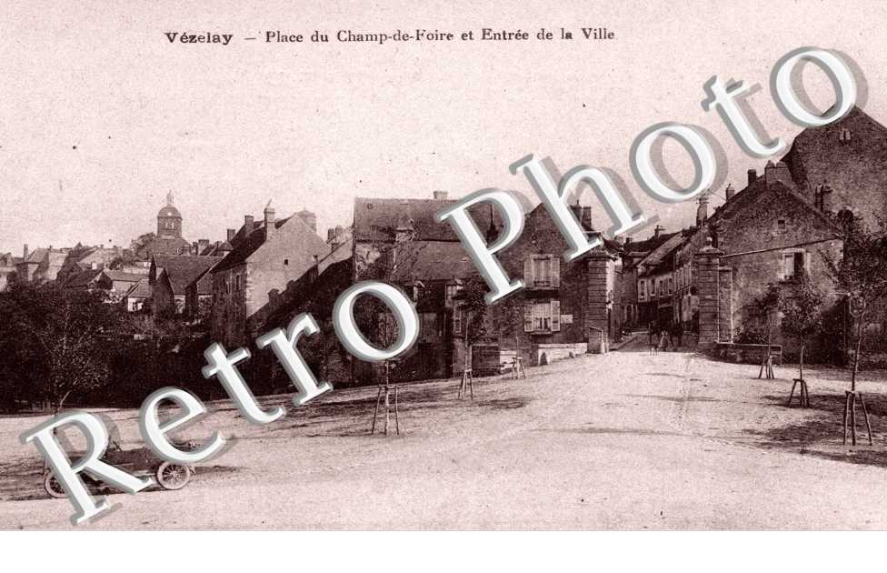 La place du champ de foire et entree de la ville