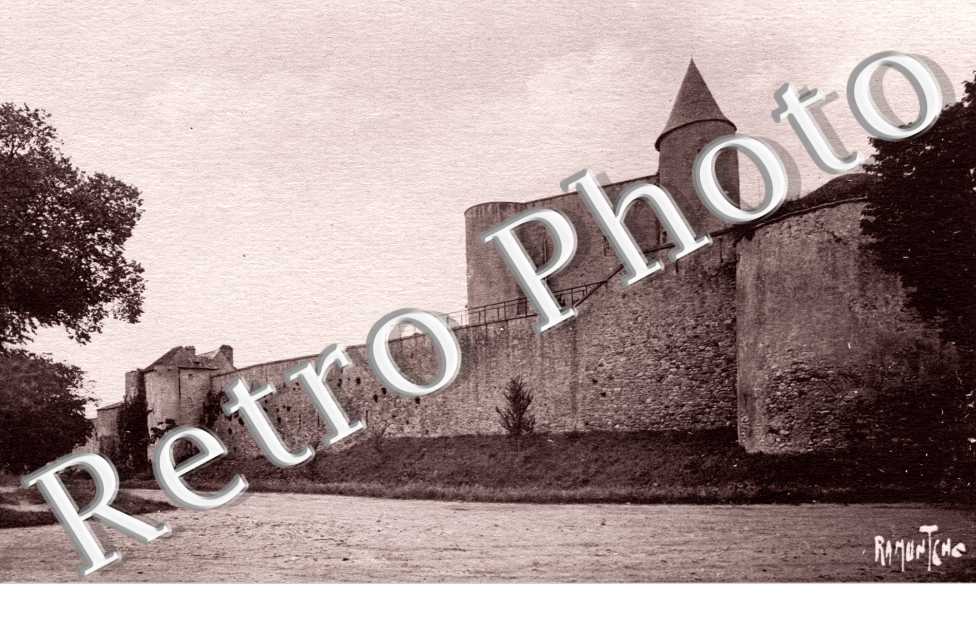 Vieux Château entouré de fossés