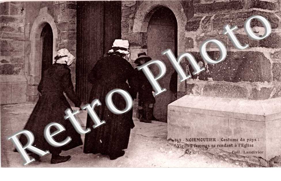 Costumes du pays - vieilles femmes se rendant a l'eglise