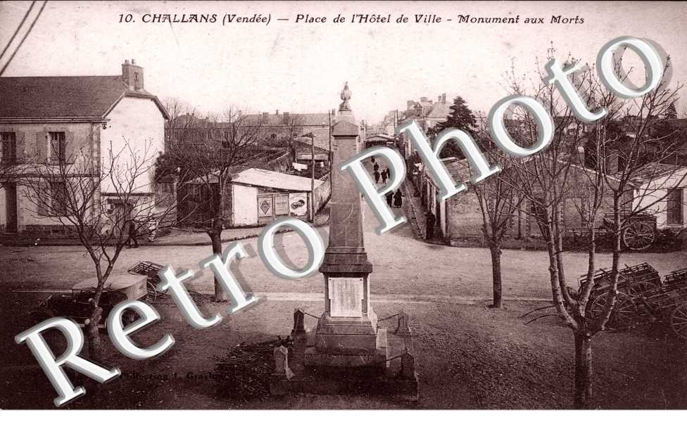 Place de l'hotel de ville - monument aux morts