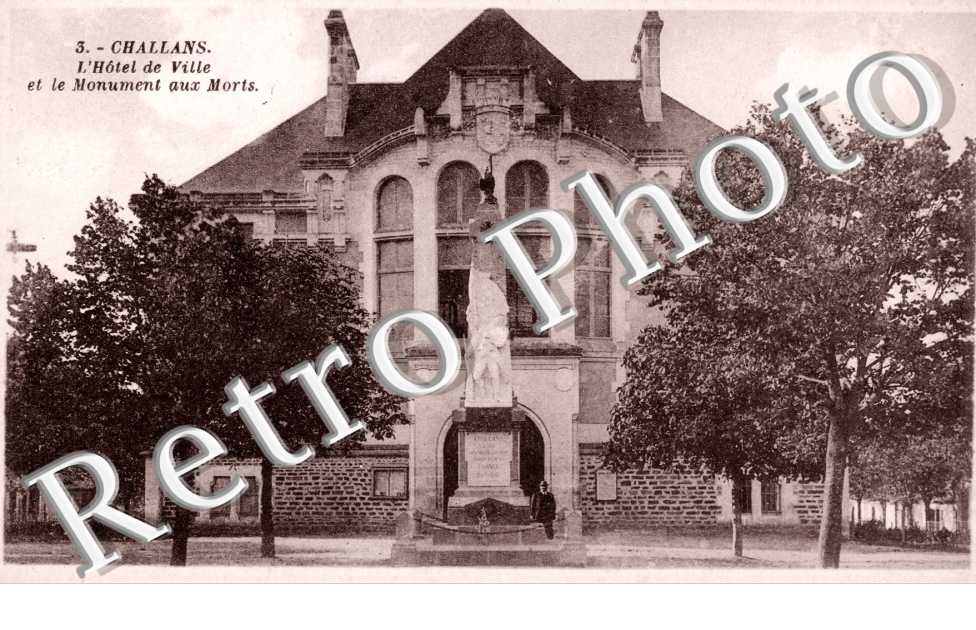 L'hotel de ville et le monument aux morts