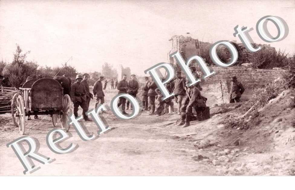 Groupe d'Hommes et ruines