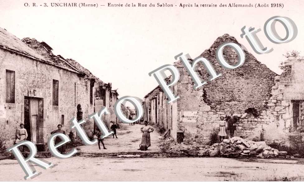 entree de la rue du Sablon apres la retraite des allemands (aout 1918)