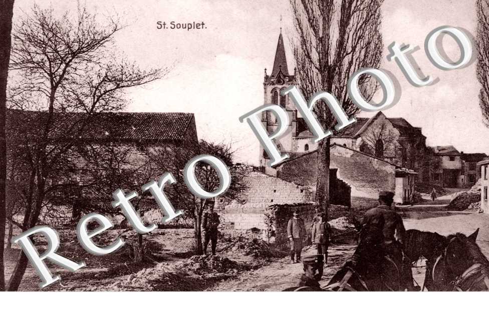 Une rue, des soldats, une eglise