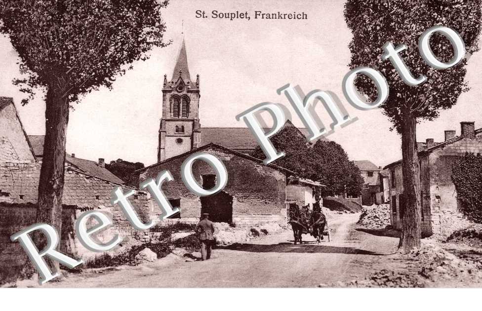Une rue, un soldat, une eglise
