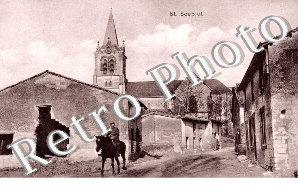 Une rue, un soldat, une eglise
