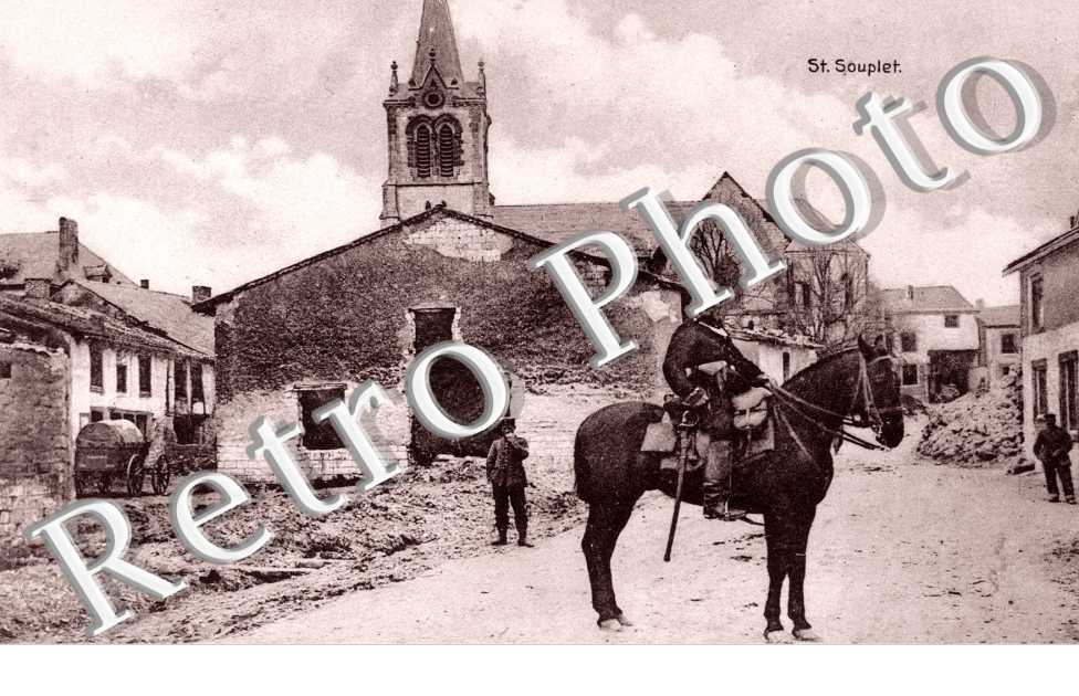 Une rue, un soldat, une eglise