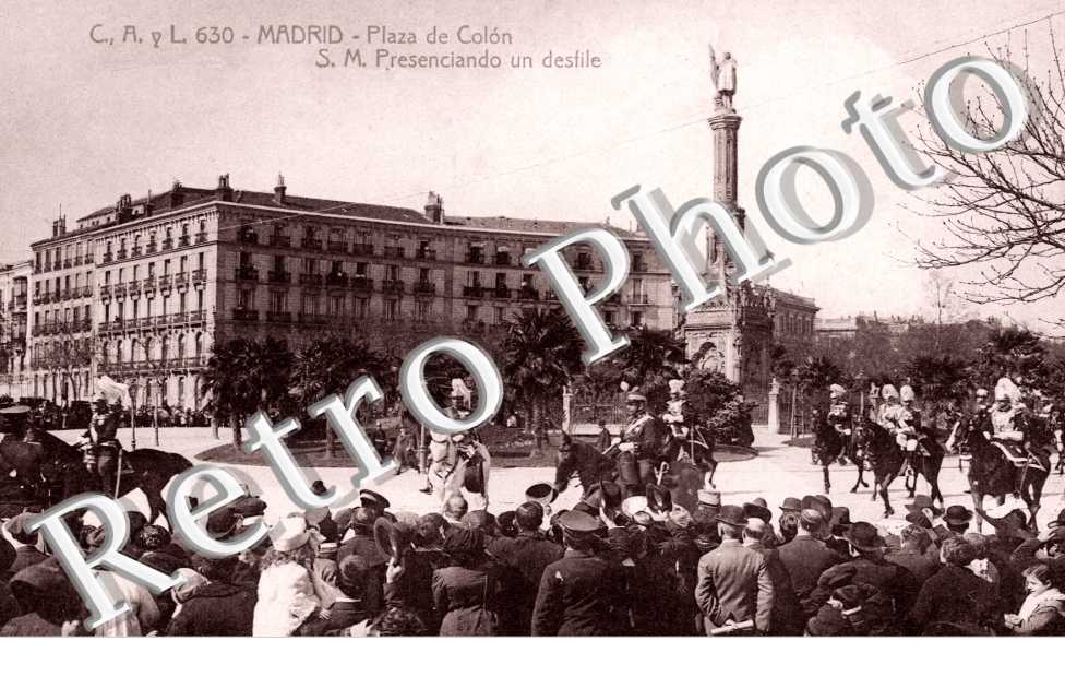 Plaza de Colon - S. M. Presenciando un destile
