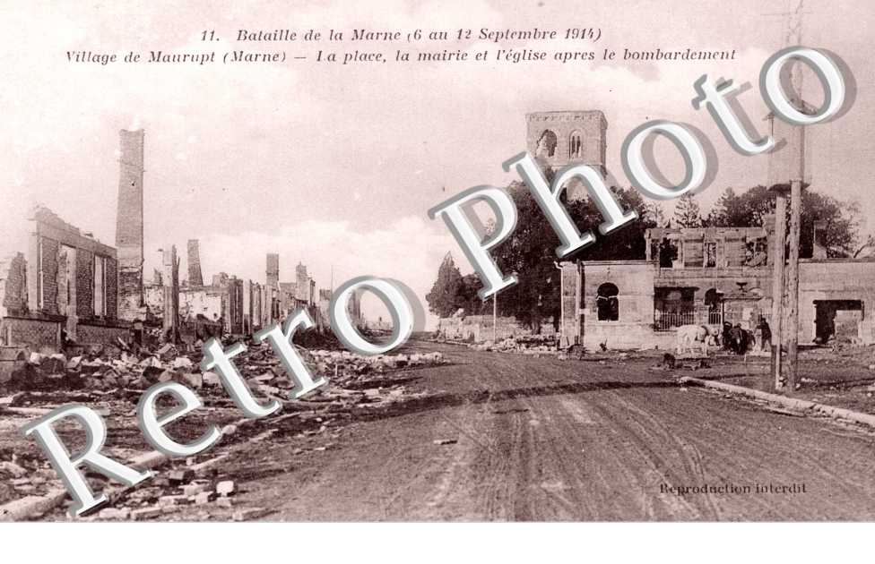 la Place, la mairie et l'eglise apres bombardement