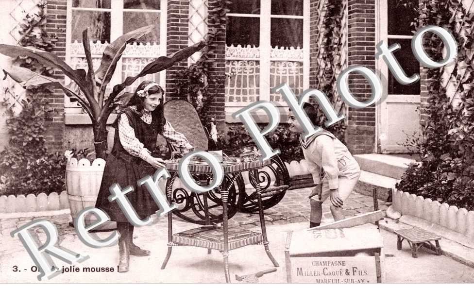 Enfants autour d'une bouteille de Champagne Miller Caque et Fils