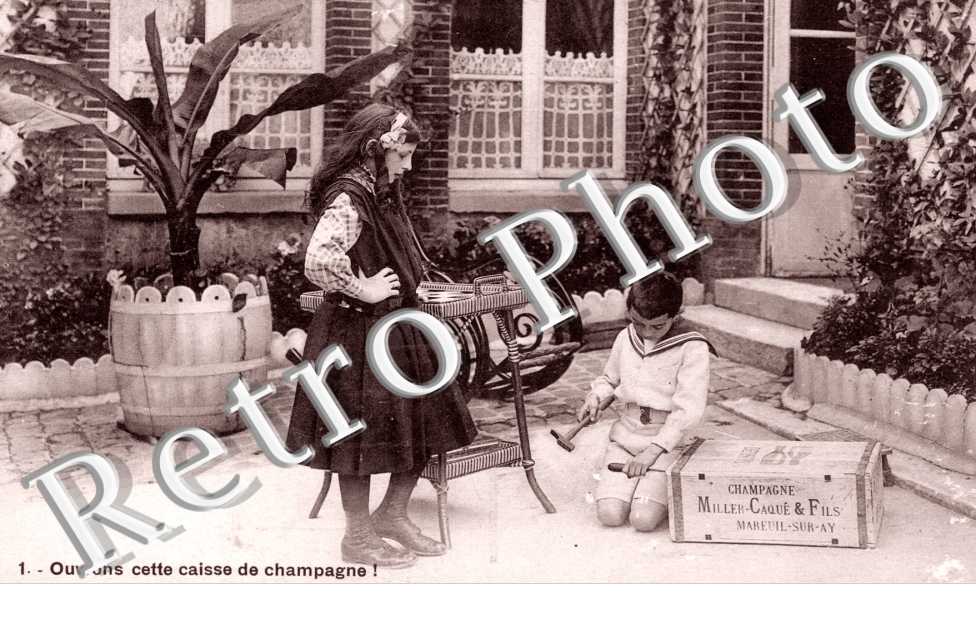 Enfants autour d'une caisse de Champagne Miller Caque et Fils